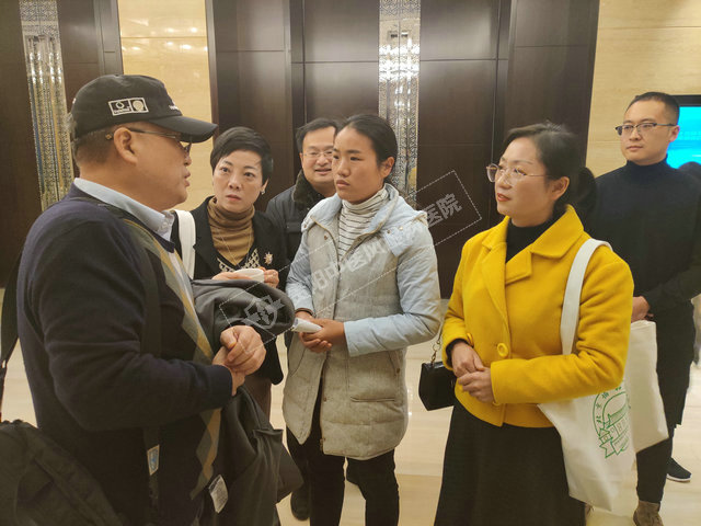 11（圖：大咖面對(duì)面環(huán)節(jié)，崔麗主任向曾小峰教授求教問題）.gif